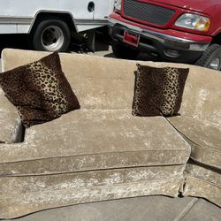 Pretty Velvet Sectional Sofa Couch.  $230 Deliver Available Now.   ❤️pillows Not Including 