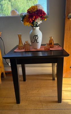 Classic Wooden Shaker Style Square Accent Table in a Rich Dark Expresso Finish