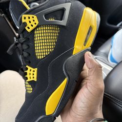 Jordan Retro 4 Thunder