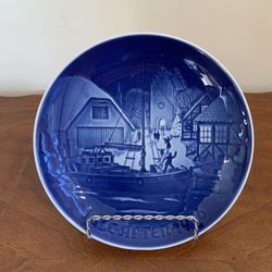 Royal Copenhagen Denmark Porcelain “Christmas Welcome” 1976 plate w/styrofoam case just under 7.25”