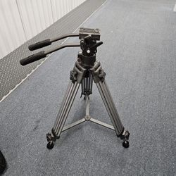 Ravelli Tripod... professional grade camera holder