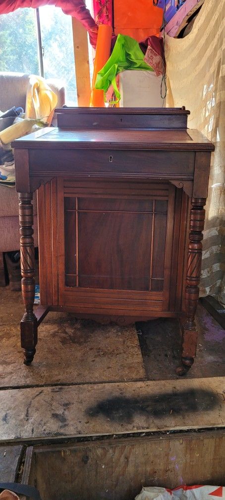 300$ OBO 1870 To 1900 Davenport Writing Desk. antque Nice
