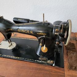 Vintage 1950s  Singer Sewing Machine - 15-91 w/ Table Needs power adapter.
