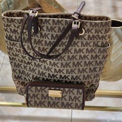 Authentic Michael Kors Large Bag And Matching  Wallet!! Excellent Condition 