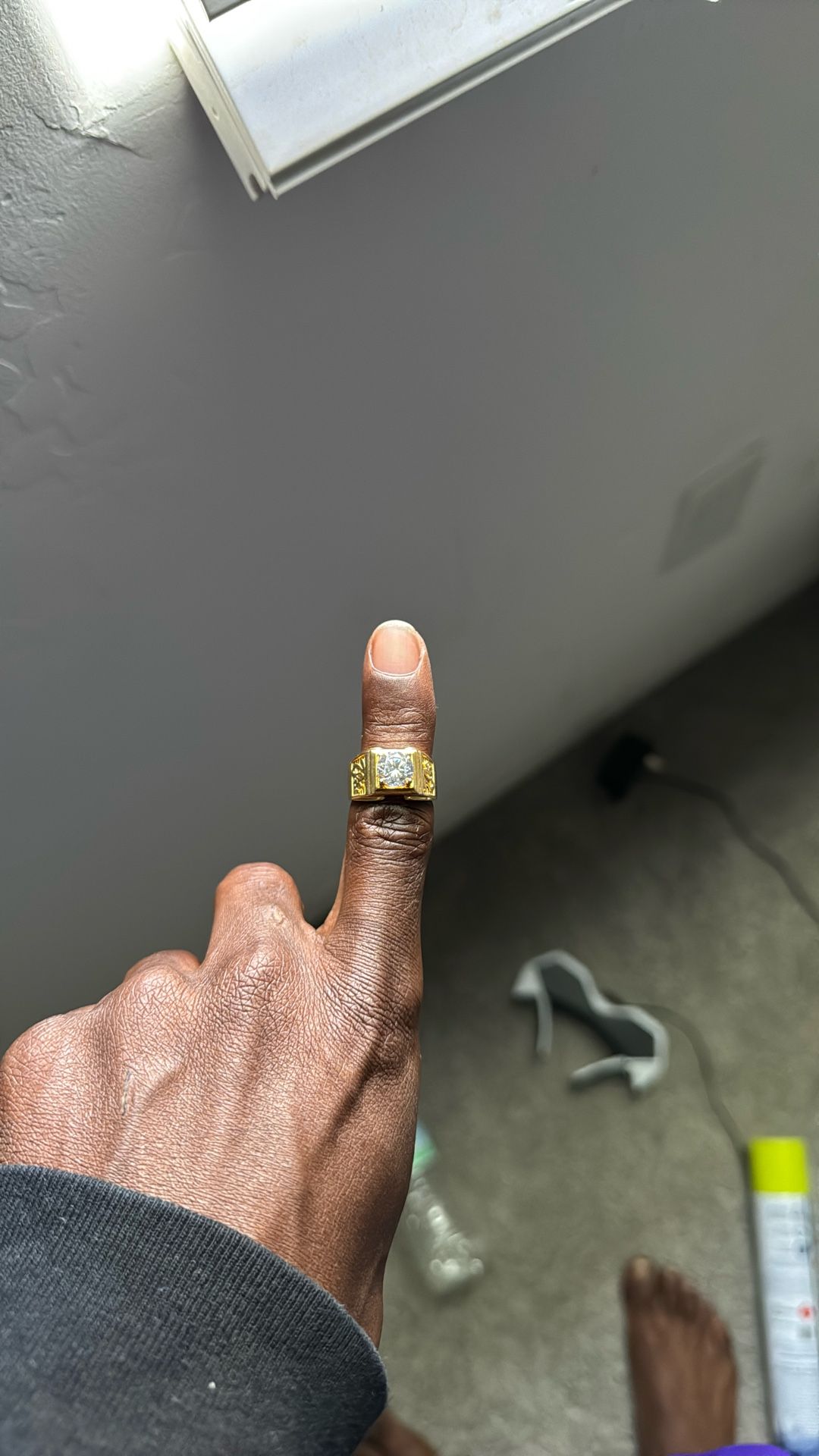 18k Vietnamese Jewerly With Lab Stone in Middle. 