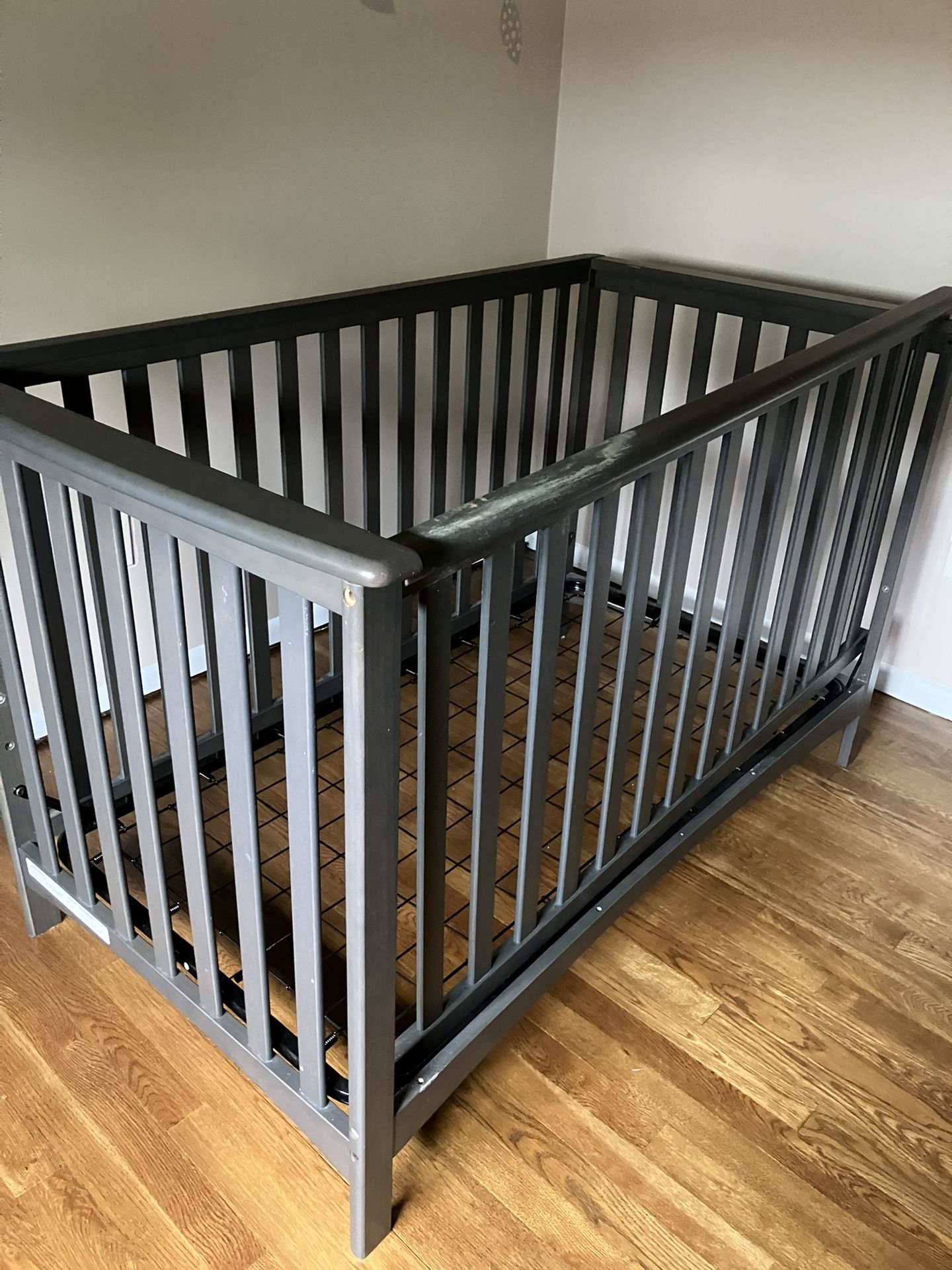 London Convertible Crib , Mattress and 4 Fitted Sheets