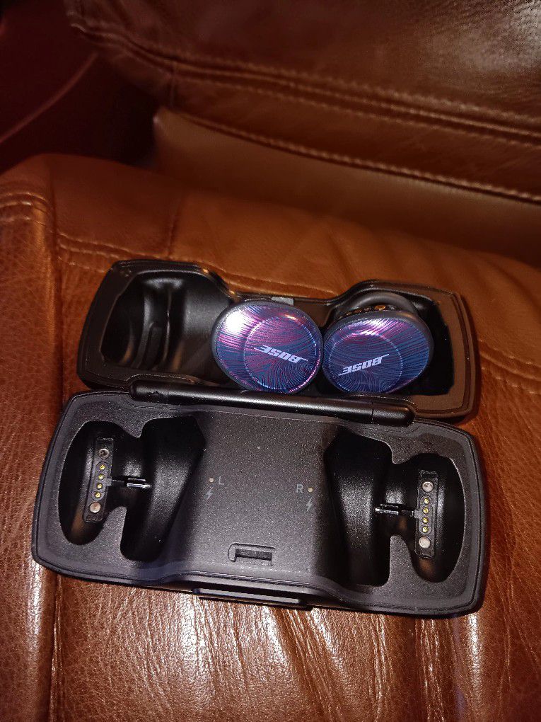 BOSE WIRELESS EARBUDS  PURPLE,IN HARD CHARGING CASE PRE-OWNED NO ISSUES AMAZING SOUND