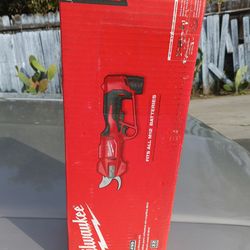 Milwaukee
M12 12V Cordless Brushless Pruner Shears Kit W/ 2.0 Ah Battery & Charger