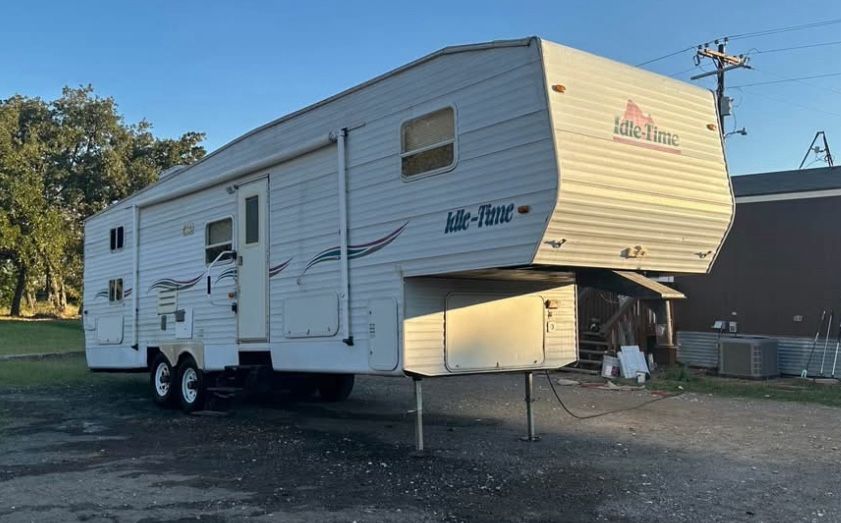 2003 idle time fifth wheel 31ft 1 slide out 3 burner stove oven microwave central  AC in heat private bunkhouse sleeps 10