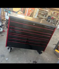 make an offer brand new basically only had it for a little while still in perfect condition maybe a couple little scratches but great toolbox