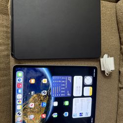 iPad Pro 12.9”  6th Gen, 128gb WiFi . M2,  Liquid Retina XDR,27 Cycles, Case