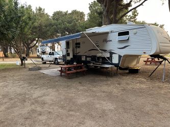 2005 pilgrim international 274RL 5SS 31 ft overall length Boon docking / Off Grid Ready