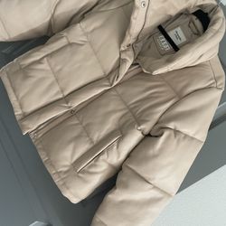 Beautiful Women’s Abercrombie puffer jacket 🧥🍂🍁