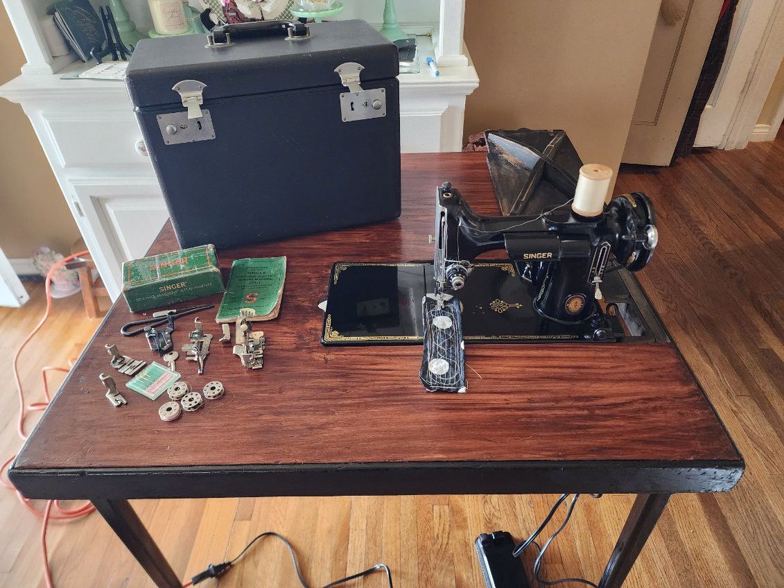 Singer Featherweight Sewing Machine 