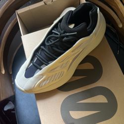 YEEZY 700 V2  Made by Adidas 81/2 