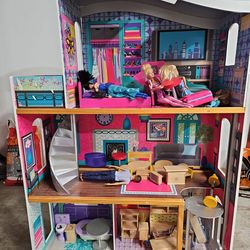 Dollhouse with ton of furnitures and dolls