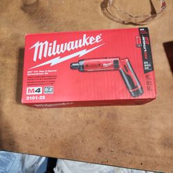 Milwaukee M4 1/4 Screwdriver 2 Batterys