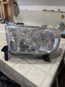 Toyota Tundra 2010 Left side Headlight