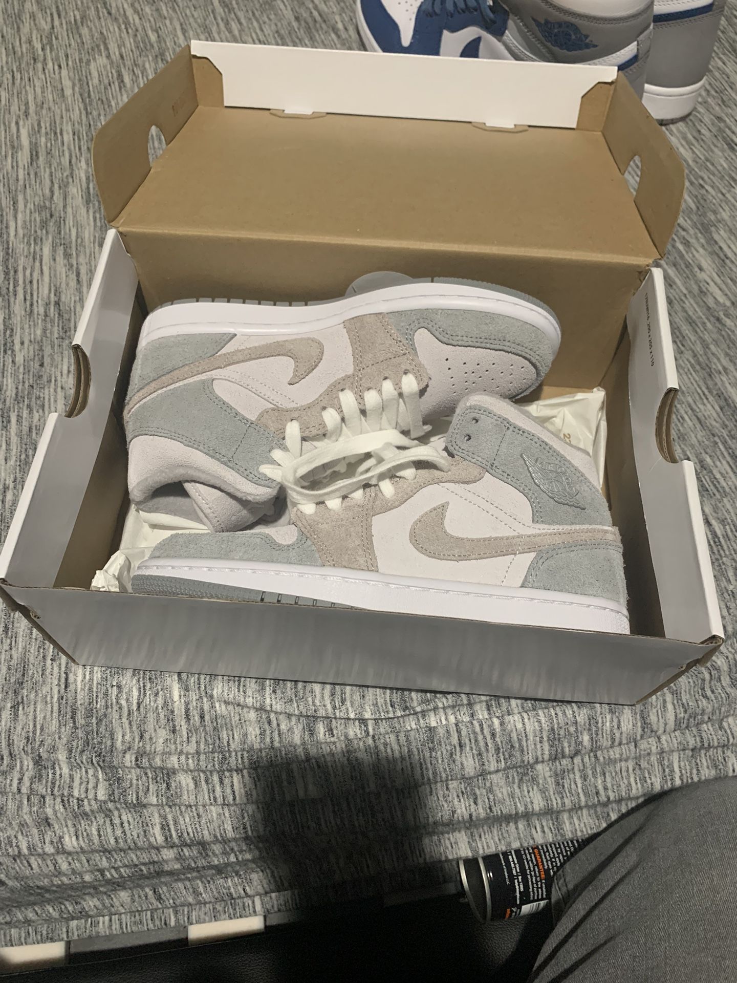 Jordan 1 Mid Particle Gray