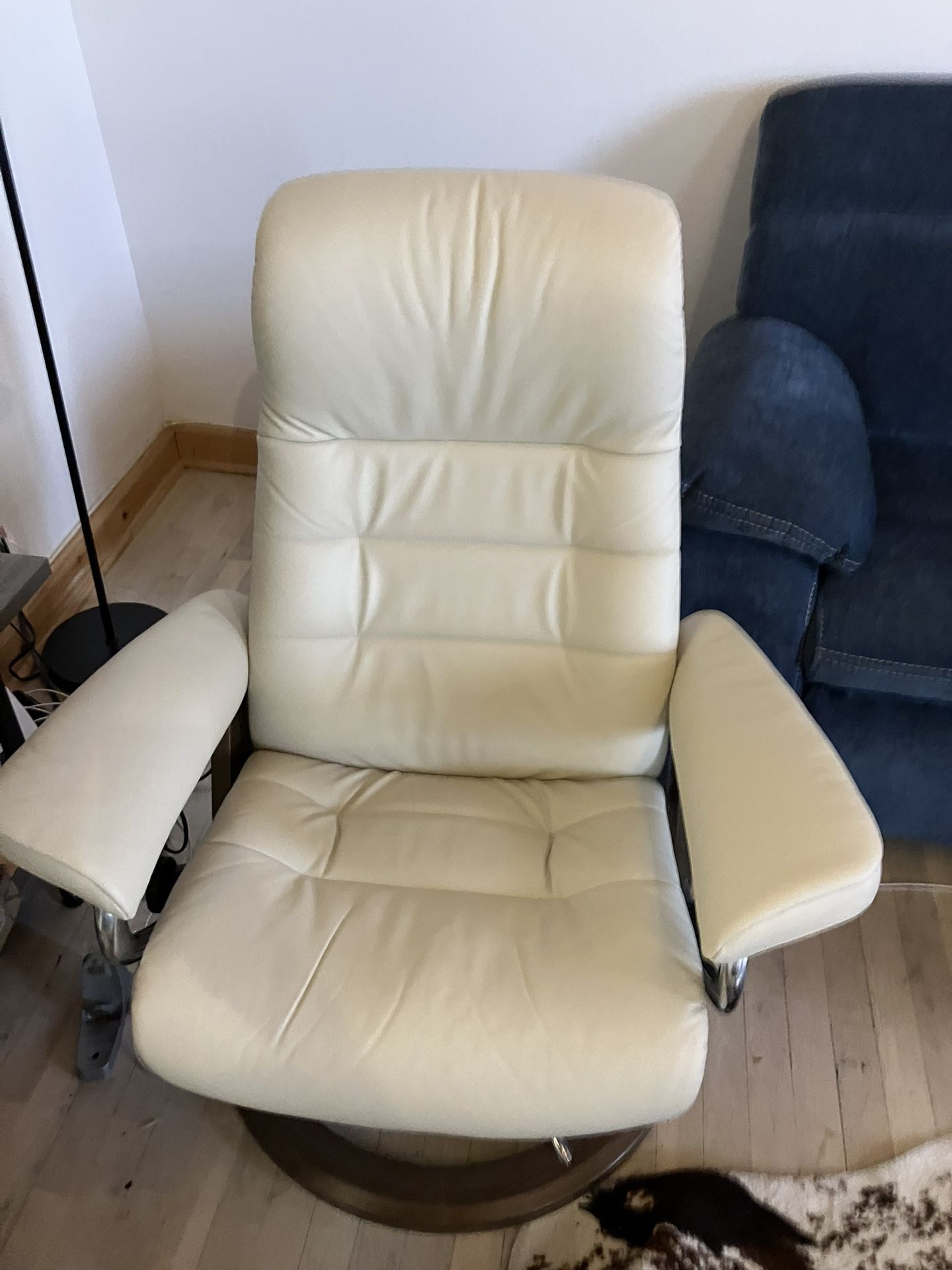 Stressless Opal Medium Signature Reclining Chair and Ottoman