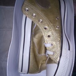 GOLD ALL--STAR CONVERSE WOMEN'S SIZE (7)