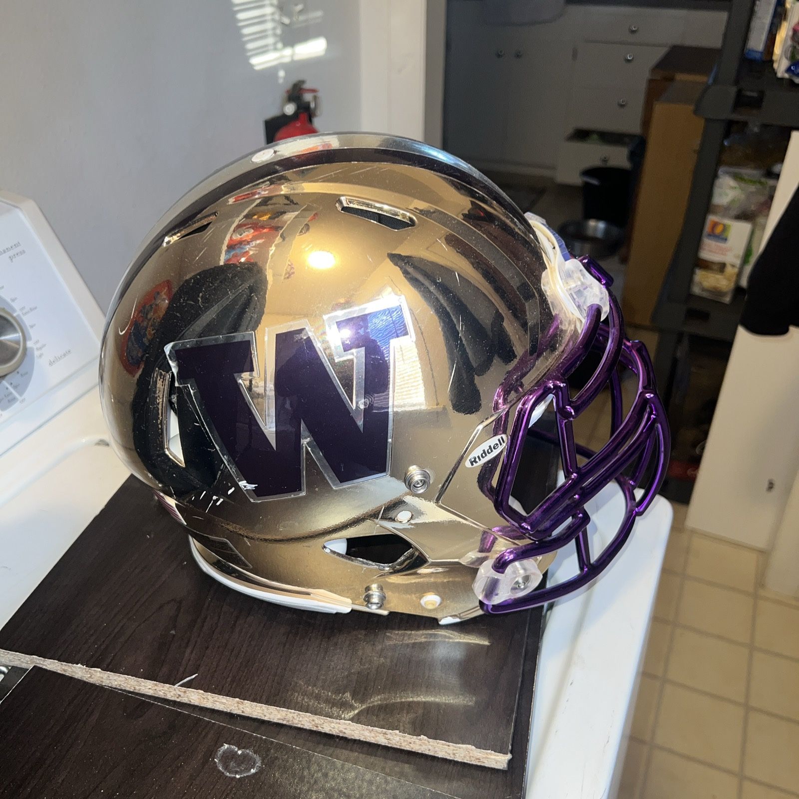 Player Worn Washington Huskies Football Helmet