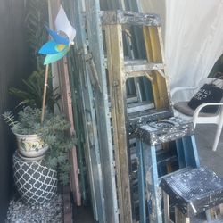 Escaleras de seis pies de fibra de vidrio perfectas, condiciones muy baratas $60 cada una