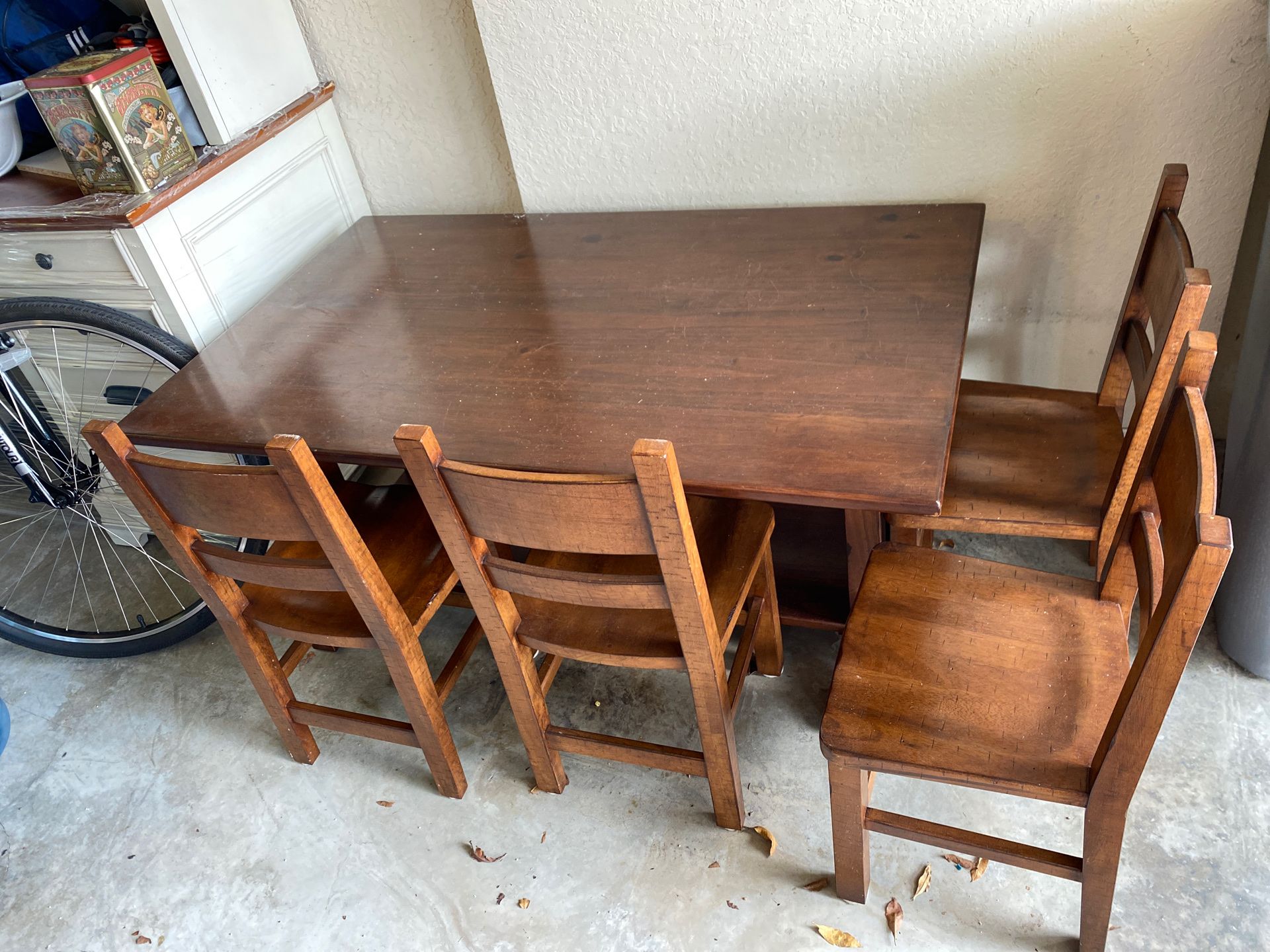 Pottery barn kids table with 4 chairs 100$