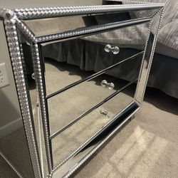 Chic Nightstand Mirror – Modern & Sturdy (Like New)