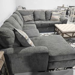 AP🎉 DISCOUNTED 💥Reversible Cushions, Soft Chenille Fabric,Gray Oversized Sectional Couch With Chaise// Financing - Delivery 