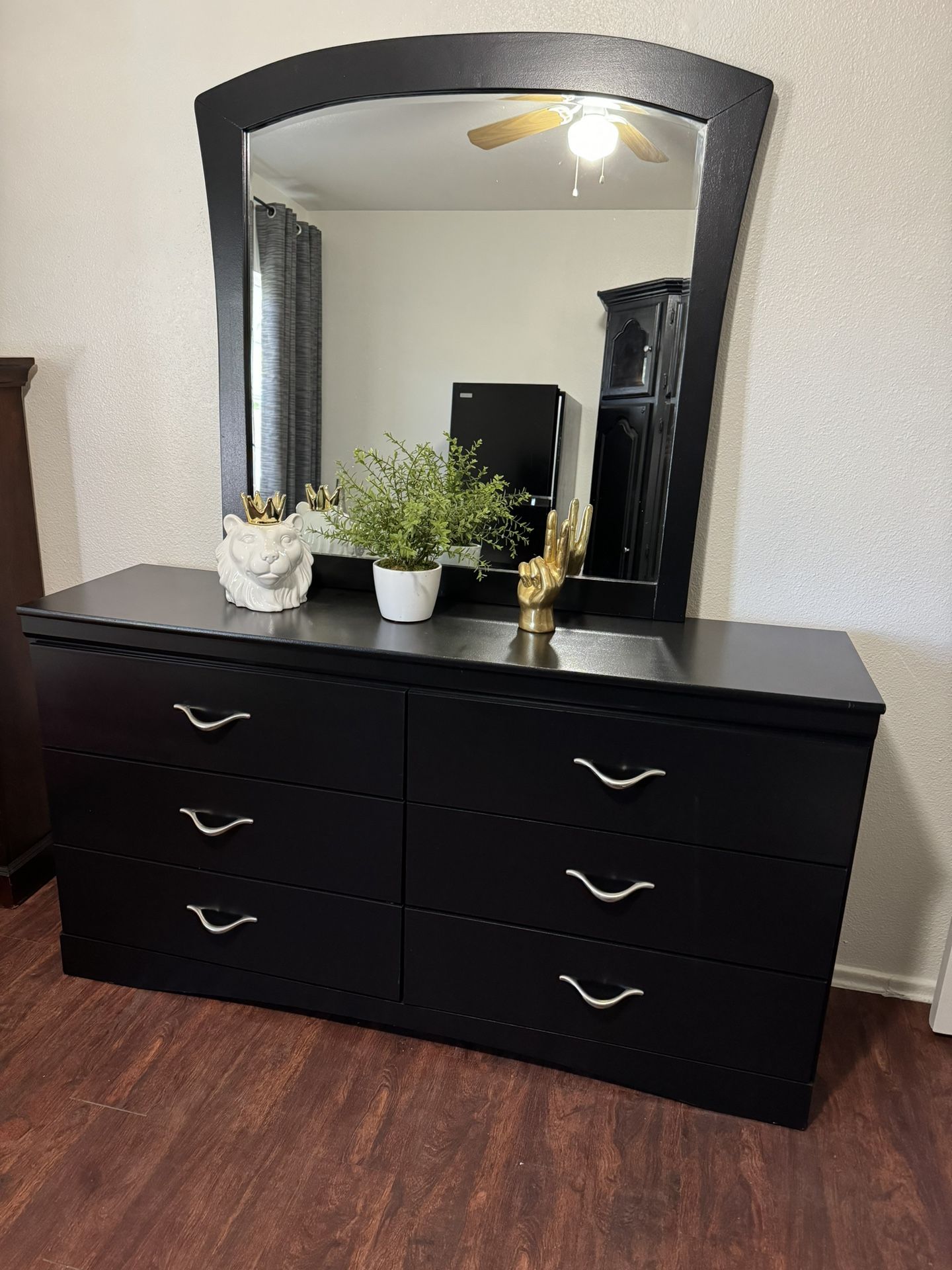 Dresser With Mirror