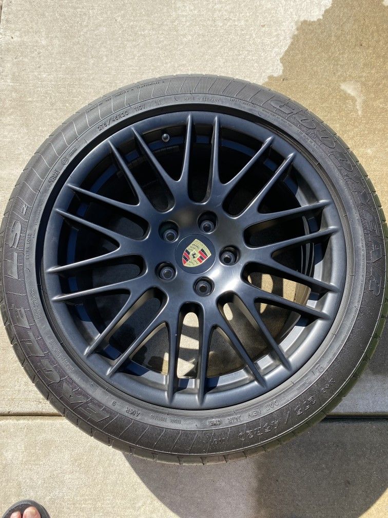 2016 Porsche Cayenne GTS spider 20 inch W %70 Tire Tread