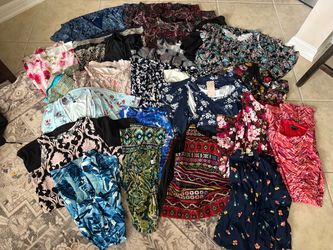 Women’s size medium dress lot! Excellent condition! A few size small items, but much heavier on the mediums (maybe about 3 size small items).   Eddie