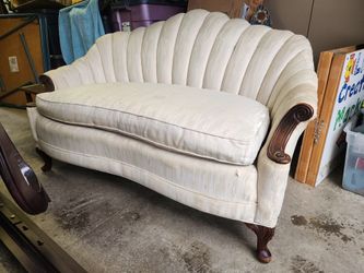 Vintage English Style Tufted Loveseat in Linen
42"w x 20"d x 18"h seat
Back is 31"h

Needs a little love but in overall good condition 
