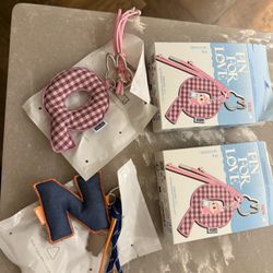 popmart - pin for love- chars