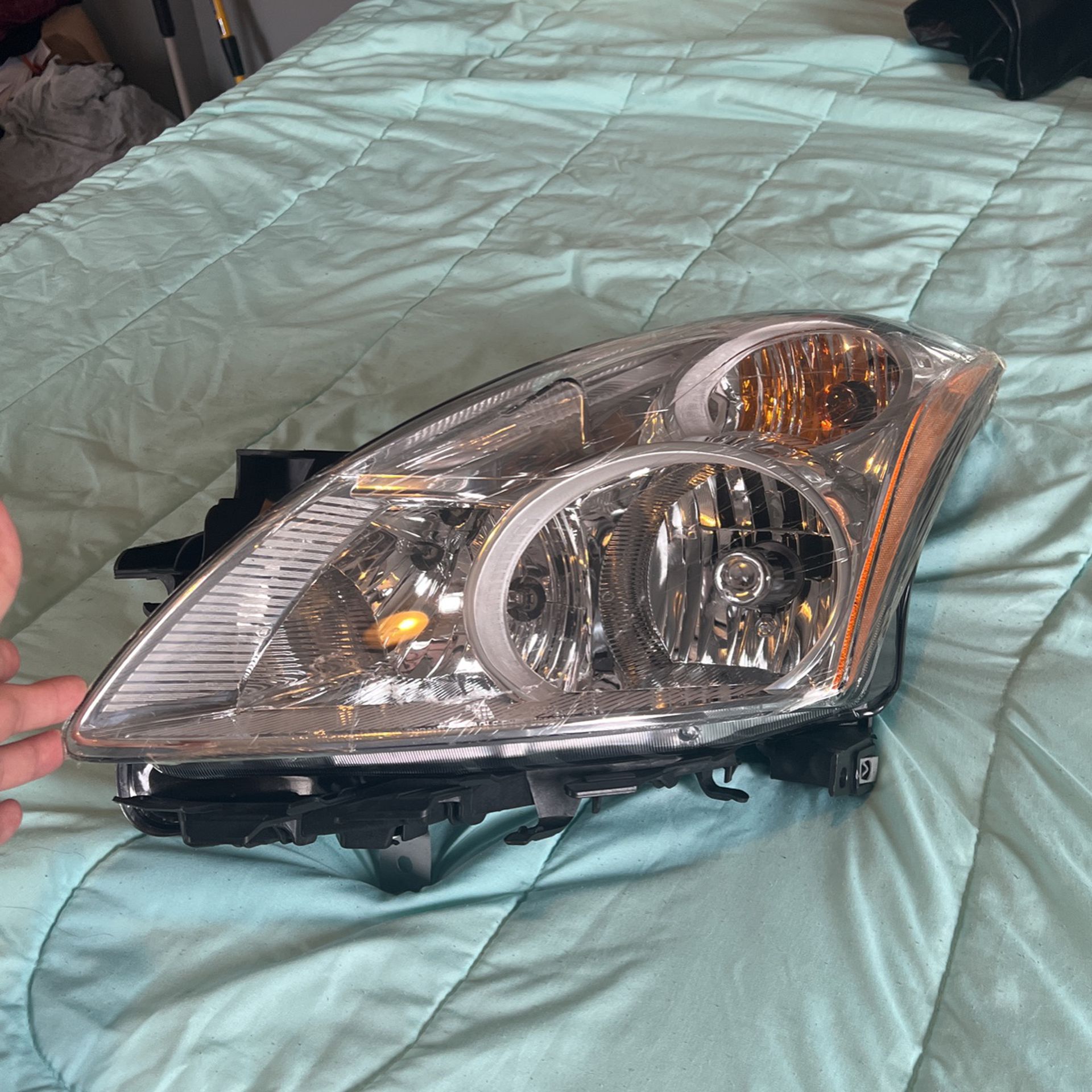 2010-2012 Nissan Altima Drivers Side Headlight Assembly Brand New