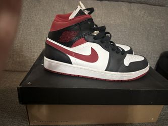 Jordan’s Men’s Sz 9