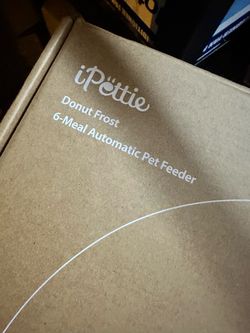 iPettie Donut Frost 6-Meal Automatic Pet Feeder