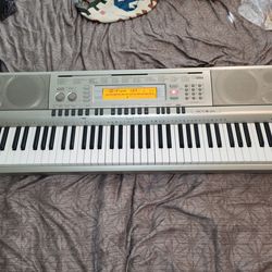 Casio WK - 200. Keyboard with batteries. Or plug plugs not available.