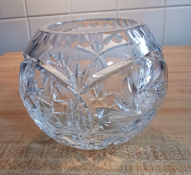 GORGEOUS HEAVIER LEADED AND ETCHED GLASS BOWL 
4" X 5"