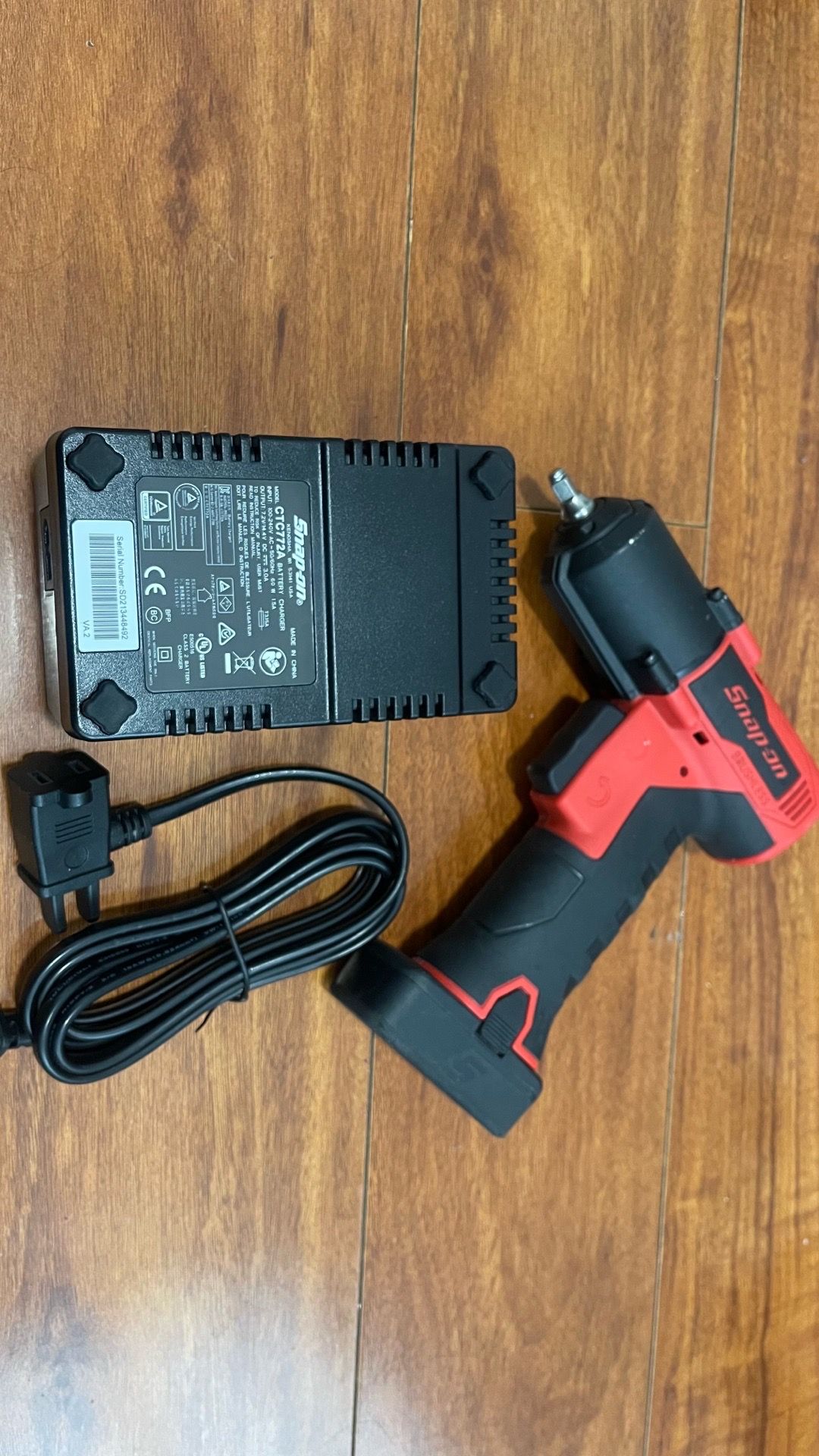 Snap-on CT825 Brushless Impact Wrench one battery and charger