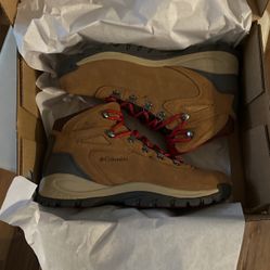 Columbia Women's Newton Ridge Plus Waterproof Amped, Elk/Mountain Red New - size 9.5 W