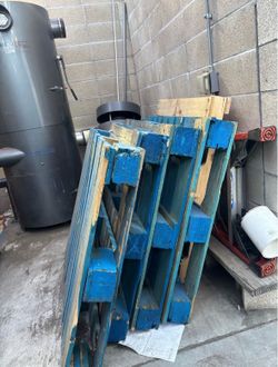 Free wood pallets