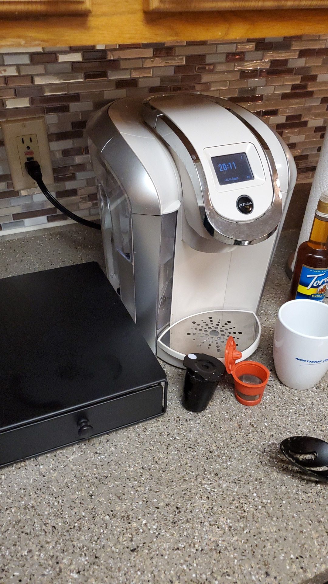 Keurig 2.0 w/ k-cup organizer and 2 compatible coffee ground adapter cups