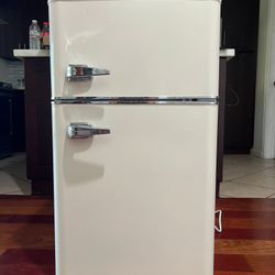 Mini Fridge 