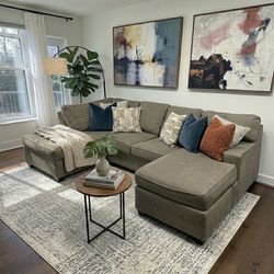 UNITED FURNITURE 3- PIECE SECTIONAL w/ CHAISE (FREE DELIVERY)(CLIFTON HEIGHTS PA 19018)