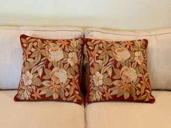 Throw/decorative pillows