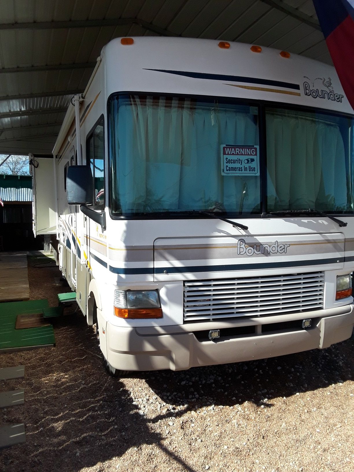 2003 Bounder Motorhome Fleetwood new a/c units new tires only 36'000 miles runs great for Sale