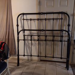 Metal Headboard And Footboard Bed Frame , Queensize