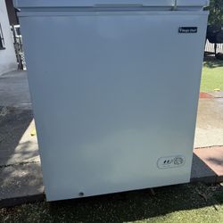Magic chef Chest Freezer in White   Congelador de pecho en blanco